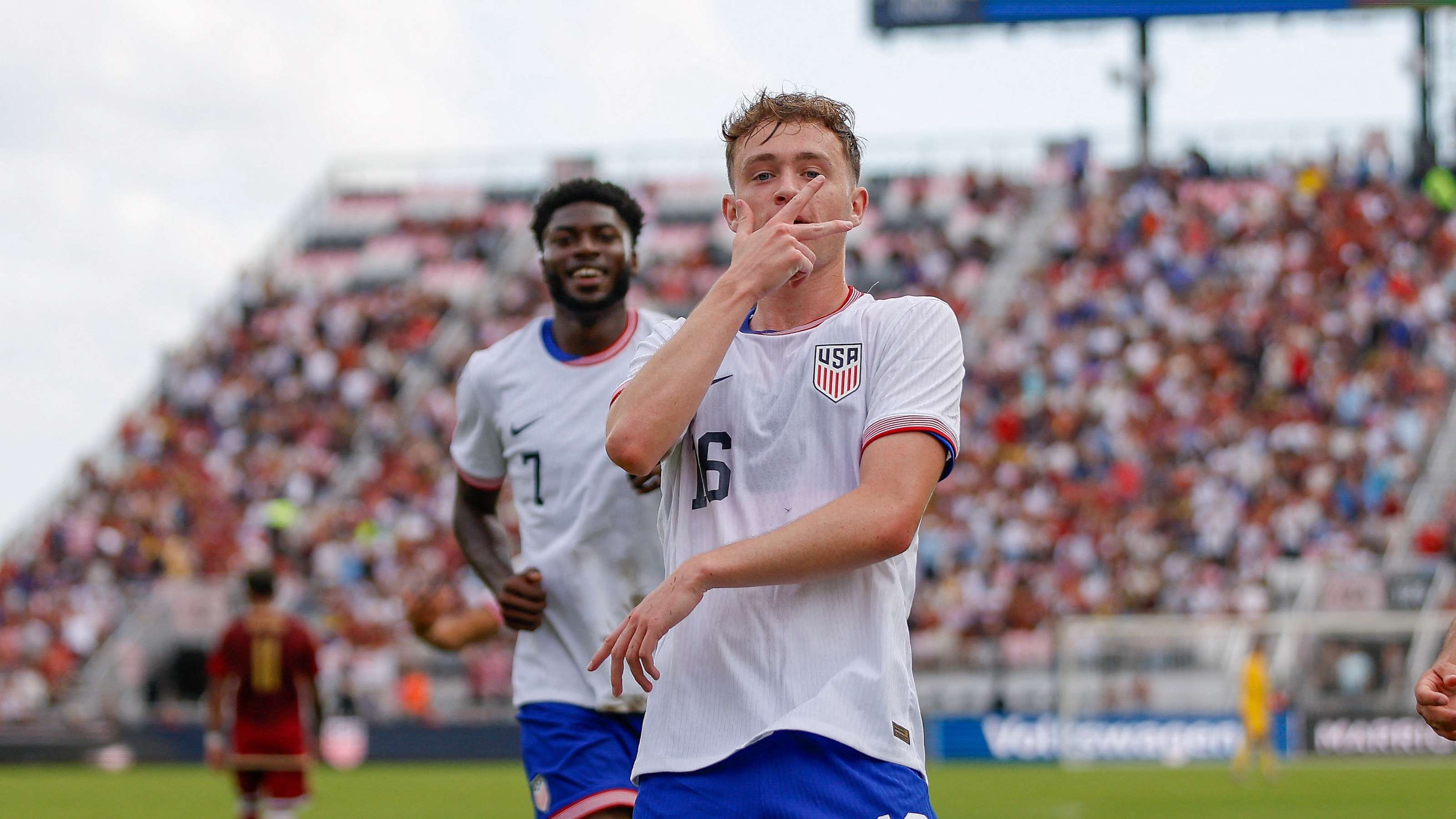 表现出谨慎 表现出谨慎